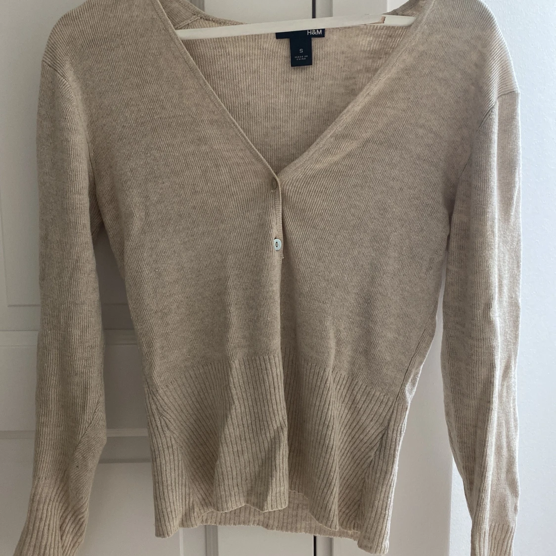 Beige ribbad kofta från H&M