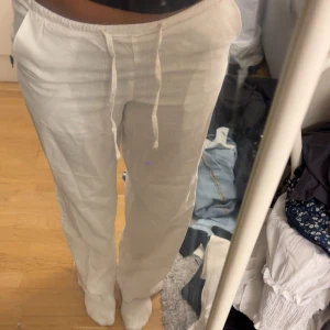 Vita linnebyxor från Gina Tricot - Säljer ett par fräscha vita linnebyxor från Gina Tricot. Storleken är 164 och passar perfekt till er som har storlek S, prislappen är kvar så den är inte använd och söker den för 200 då jag köpte den för 299kr