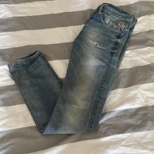 Replay jeto jeans - Riktigt snygga jeans, skick är inte som nytt som syns. Men ändå snygga enligt mig. Storlek 30/32