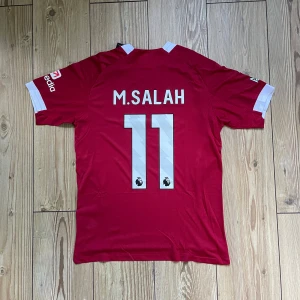 Liverpool Tröja 25/26 Salah Player Version - Hej, jag säljer nu den här Liverpooltröjan som ska användas nu den här säsongen! Om du har frågor det är bara att skriva! Replika, skickar ut den inom ett dygn! 
