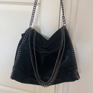 Stella McCartney liknande väska - Säljer min Stella McCartney liknande väska, Super snygg med mycket plats och passar till alla Outfits! Skriv för fler bilder eller frågor!💕💕💕☀️Man får även med matchande plånbok!