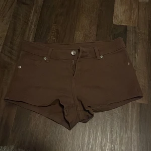 Bruna shorts  - Snygga bruna shorts med klassisk femficksdesign, perfekta för varma dagar och enkla att matcha med allt. Helt nya, inte kommit till användning. Även är dom lågmidjade. 
