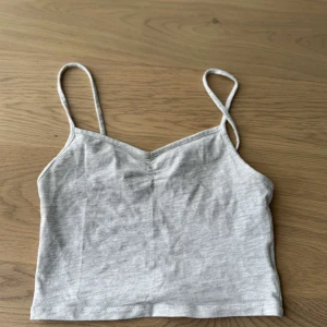 Ljusgrå croppad linnetopp H&M - croppad linnetopp från H&M. Aldrig använd🩷