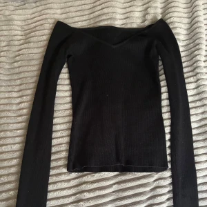 Svart tröja från Zara - Super snygg svart tröja från zara basic men endå lite små detaljer, perfekt till allt💕pris kan diskuteras