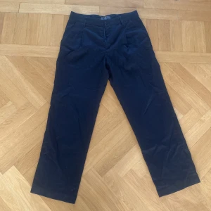 Svarta kostymbyxor från H&M Regular Fit - Svarta kostymbyxor från H&M i regular fit med klassisk rak passform. Byxorna har snedställda fickor fram och passpoalfickor bak. Perfekta för en clean och stilren look. Materialet är mjukt och bekvämt. Beskrivningen är regular fit men jag skulle säga att dom sitter relaxed eller lite baggy. 