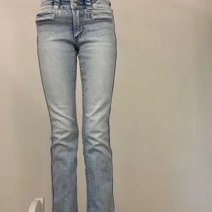 Ljusblå bootcut jeans - Snygga ljusblå jeans med bootcut från Hm barn , de har inga fickor bak och är en midwaist modell, pris kan diskuteras 💗