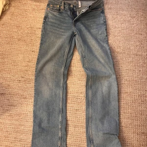Ljusblå raka jeans - Klassiska jeans i ljusblå tvätt med raka ben och normal passform. Jeansen har fem fickor, knappgylf 🥰