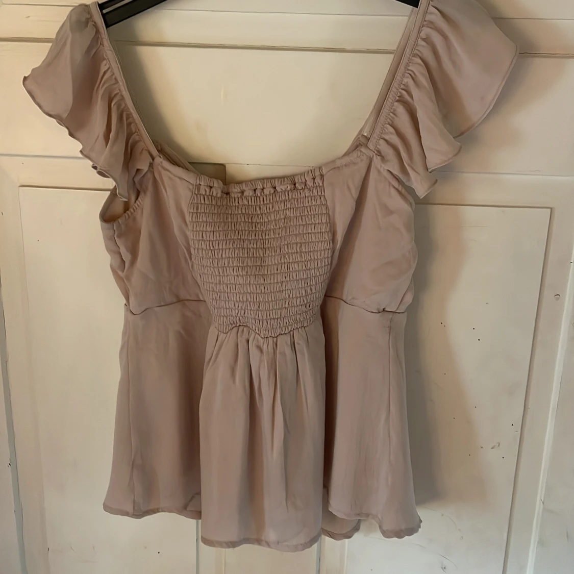 Beige blus med volangärm från Aware - 1