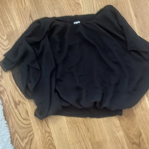 Svart blus från Lindex Kids - Säljer en svart blus från Lindex Kids i luftig och lätt polyester. Blusen har vida, fladdriga ärmar och en lös passform som ger en cool och avslappnad look. Perfekt att styla med jeans eller kjol för en trendig outfit.