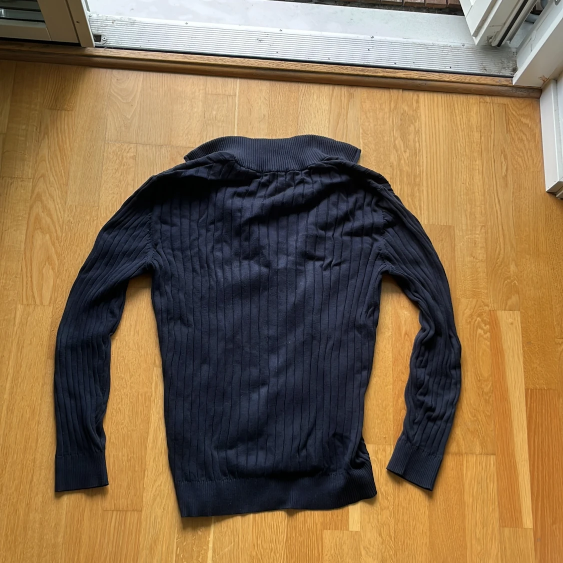 Mörkblå ribbad kofta från Dressmann - 1