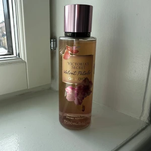 Victoria's Secret Velvet Petals Golden - Fräsch body mist från Victoria's Secret i doften Velvet Petals Golden. Doften har inslag av rostad mandel och päron, perfekt för dig som gillar söta och fruktiga toner. Ny