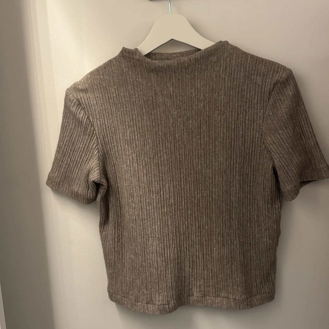 Beige ribbad kortärmad topp från zara - 1