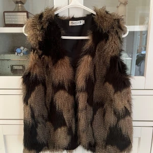 Pälsväst från rosebud - Fin pälsväst från rosebud i storlek L💕