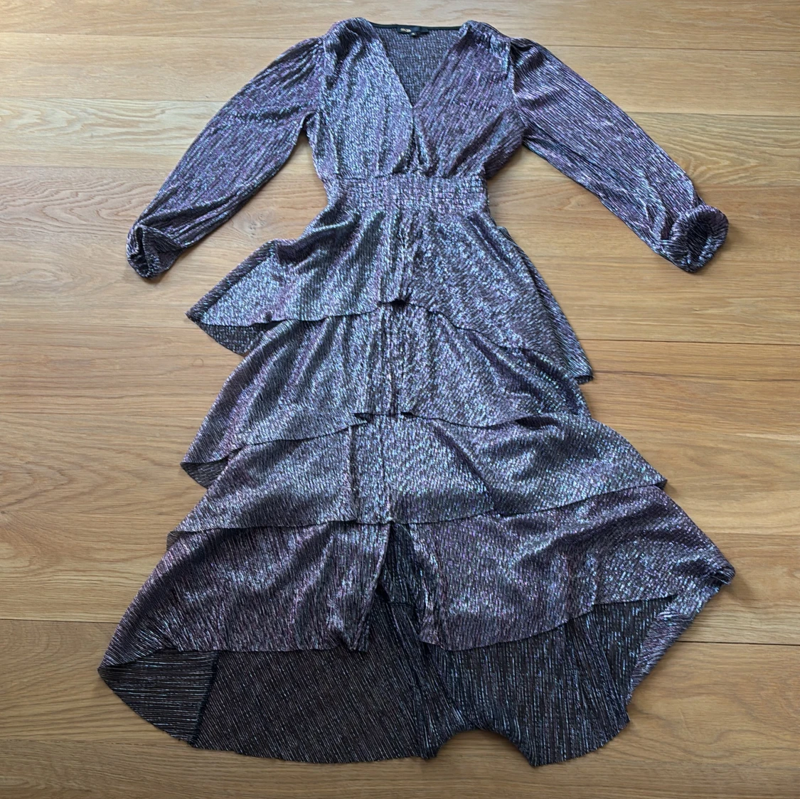 Glittrig långklänning från Maje