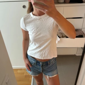 T-shirt från Zara - Enkel vit tshirt från Zara i väldigt snygg passform <3