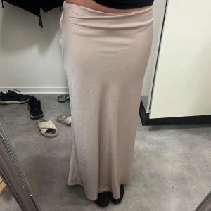 Beige satinlångkjol  - Säljer en beige långkjol i satin, använd fåtal gånger 