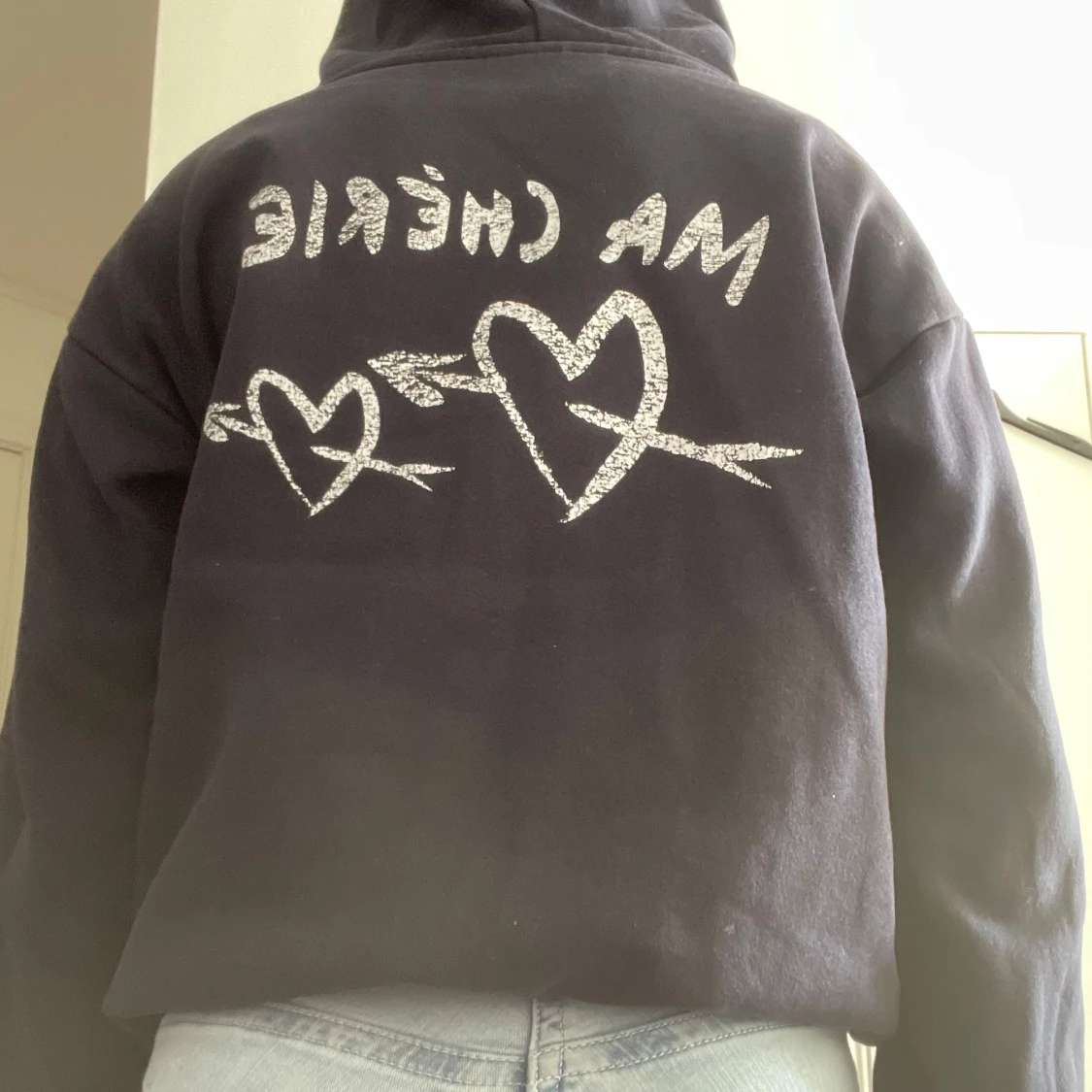 Mörkblå hoodie från Gina Tricot med tryck - 2