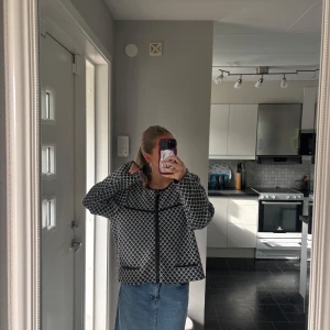 Svartvit rutig overshirt  - En jättefin overshirt, perfekt att slänga över sig en sommarkväll alternativt ha som en tunnare höst- och vårjacka. Är i en storlek XL men sitter perfekt oversized på mig som annars bär small. Använd fåtal gånger💕