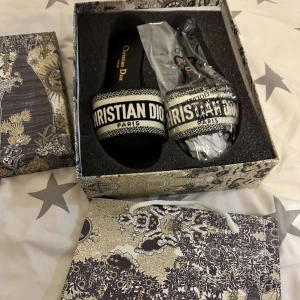 Dior tofflor dam  - Dior tofflor Dam. Storlek 38. Jättefina tofflor men jag behöver Tyvär sälja de på grund av lite privata saker. Tofflor är aldrig använda. Vid snabb affär går priset att sänkas .
