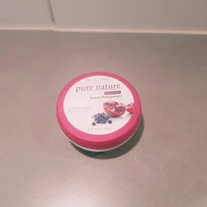 Oriflame Pure Nature dagkräm - Oriflame Pure Nature Antioxidant Day Cream med acai och granatäpple. Kommer i en rund burk med rosa lock och vit botten, 75 ml. Perfekt för dig som vill ha en återfuktande och fräsch ansiktskräm med naturliga ingredienser.  Ny så inget att anmärka på