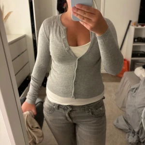 Grå kofta från lager 157 - Jag säljer en söt kofta från lager 157, koftan är i storlek xs och är knappt använd, skönt och stretchigt material, pris kan diskuteras 