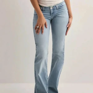 Ljusblå bootcut jeans - Snygga ljusblå jeans med bootcut-modell och är low waist. Har använt de ett fåtal gånger. Säljs för 699 på hemsidan. Skriv för frågor eller egna bilder 💗