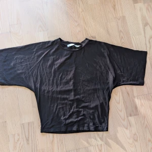 Svart tröja från Lager157, stl S - En svart tröja från Lager157 med tight passform och breda korta ärmar. Enkel och stilren design med rund halsringning, perfekt för en chill och avslappnad look. Använd fåtal gånger så dottern hann växa ur den