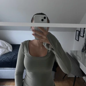 Olivgrön soft touch tröja med slits Gina Tricot - Pris går att diskutera😁!