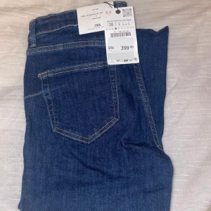 Mörkblå bootcut jeans från Zara - Snygga mörkblå utsvängda jeans från Zara med klassiska fickor och kontrastsömmar. Jeansen har medelhög midja och är tillverkade i ett stretchigt bomullsmaterial som sitter skönt och formar sig efter kroppen.                            OBS! På bilden bär jag storlek S 
