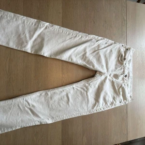 Vita skinny jeans från Acne Studios - Snygga vita jeans från Acne Studios med klassisk femficksdesign och smal passform. Byxorna är i mjuk bomull och har raka ben med diskreta detaljer. Perfekta för dig som vill ha en clean och stilren look. Kom privat för mer info 