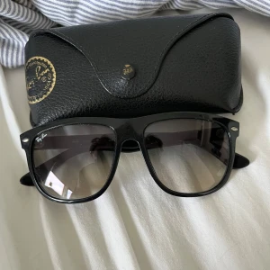 Ray-Ban Boyfriend Solglasögon  - Säljer ett par sköna RB4147 brillor! | Fint skick på glaset har någon mycket liten repa, det som syns på bild är mesta dels damm som självklart tas bort vid köp! | Kommer med fodral och duk! | Ställ gärna frågor innan du köper!