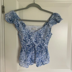 Mönstrad topp från hollister  - Peplumtopp i mycket bra skick 