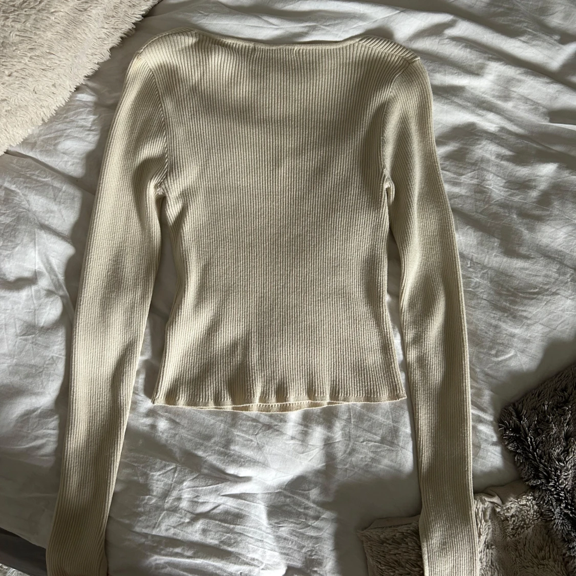 Ribbad ljusbeige topp från Gina Tricot - 2