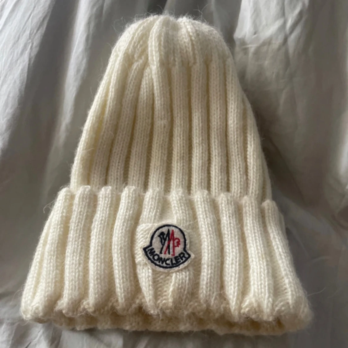 Vit ribbstickad mössa från Moncler