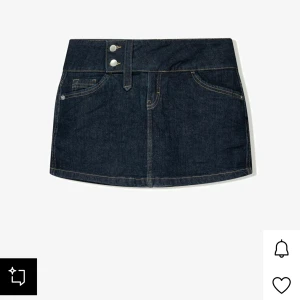 Jeans kjol  - Söljer denna Snygg mörkblå jeanskjol från berskha, som är slutsåld överallt. Jätte bra skick. Storlek 32 men passar även 34! 