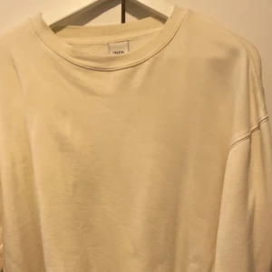 Beige sweatshirt från Zara - Enkel och stilren beige sweatshirt från Zara i storlek M. Tröjan har rund halsringning, långa ärmar och en relaxed passform. Perfekt för dig som gillar en clean och avslappnad look. Mjuk insida som gör den extra skön att bära.