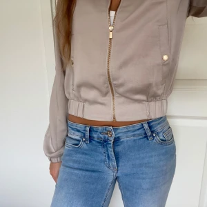Ljusblå bootcut jeans från Only - Snygga ljusblå jeans från Only med bootcut passform och en låg midja. Storlek Xs längd 32. Slutsålda på hemsidan!!