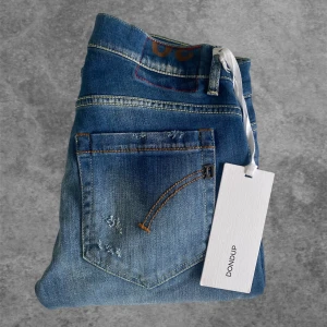 Dondup jeans - Tja! Säljer nu dessa feta dondups jeansen! Jeansen är i ny skick med orginal slitningar ! Nypris på jeansen är cirka 4000kr, Skriv vid minsta fråga eller fundering🤩