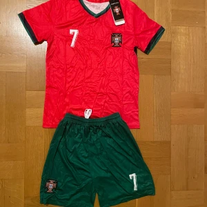 Portugal fotbollset alla storlek från 116-176 - Säljer Portugal fotbollset har alla storlek från 116-176 har många fler i lager så är du intresserade av att köpa fler samma model så här funkar det du skriver vilken storlek du vill ha innan du köper så skriver du till mig nummer 7 ronaldo har 25 stycken samma model har allas storlek mellan 116-176
