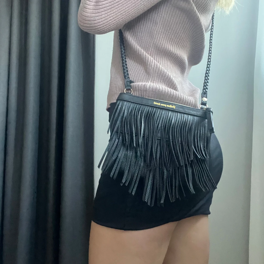 Svart väska med fransar