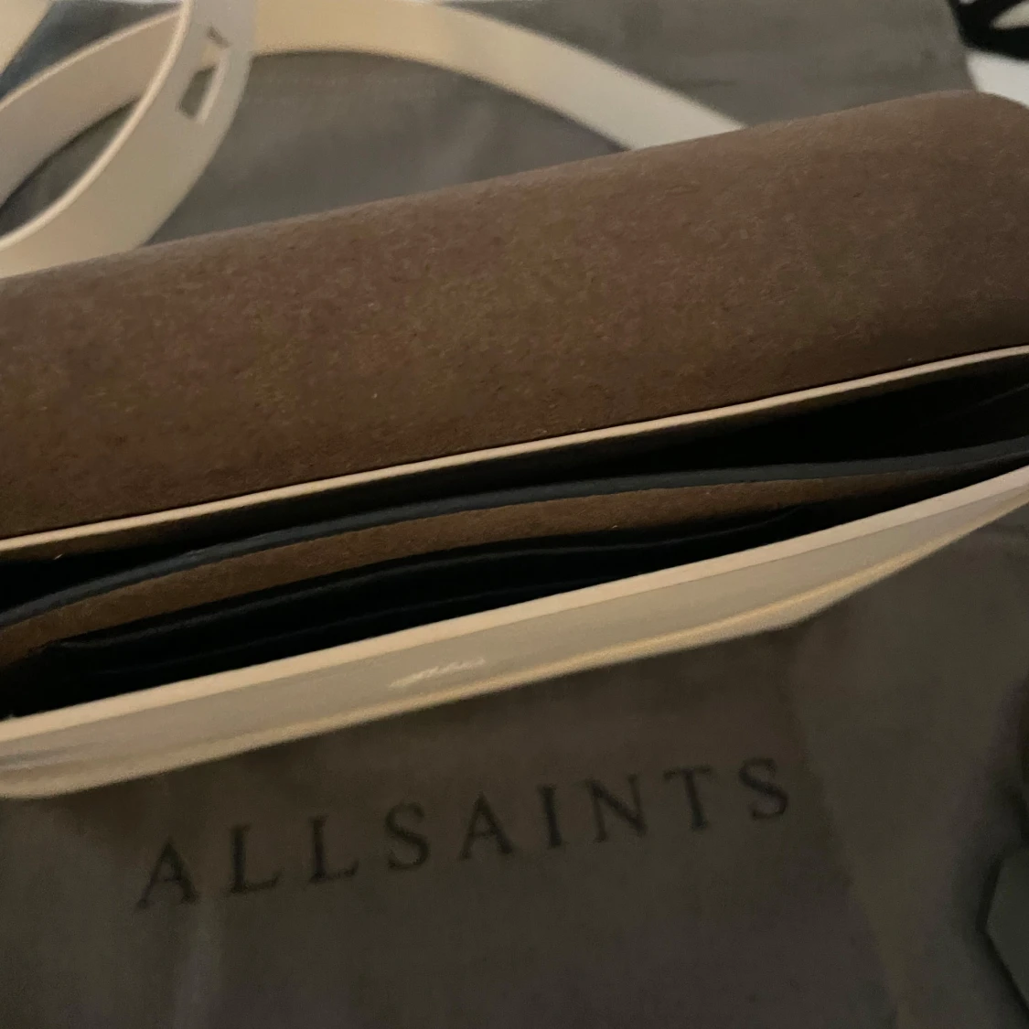 Vit axelväska från AllSaints i skinn - 3