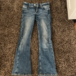 Blåa bootcut jeans  - Jätte söta blåa jeans från Gina tricot med gulliga detaljer på fickorna 💙 Säljer endast för de inte passar. Jeansen är använda utan skador 