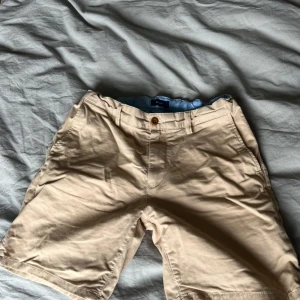 Chinosshorts - Säljer min lillebrors chinosshorts från Gant. Dom att inte använda mycket alls, så i mycket bra skick! Storlek: 158/164