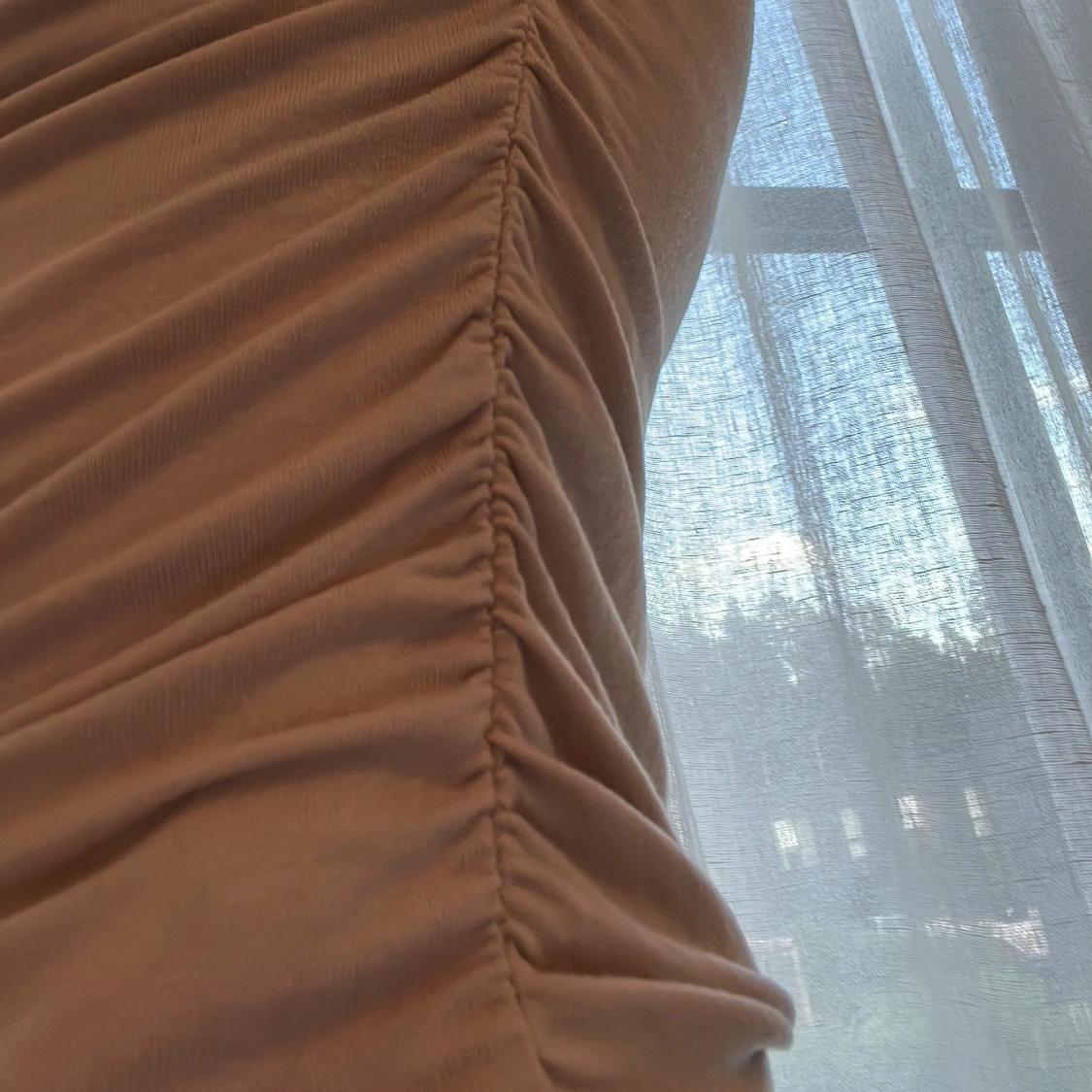 Beige soft touch topp från Gina Tricot - 3