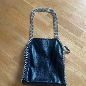 Stor Tiamoväska - Cool svart axelväska från Tiamo (35x32cm)! Nästan aldrig använd🥰  pris kan diskuteras!