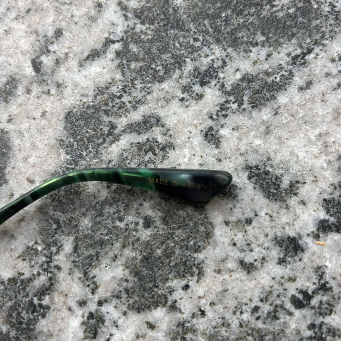 Guldiga rektangulära solglasögon från Vasuma eyewear - 2