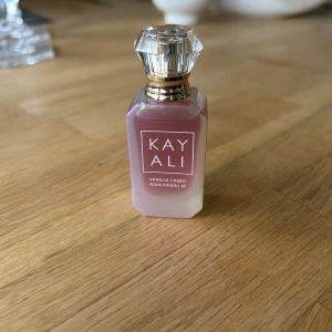 Kayali Vanilla Candy Rock Sugar 42 - En av kayalis mest populära dofter med noter av vanilj, marshmallow, päron, karamell, jasmin, bubbelgum, socker och tonkaböna. Alltså en väldigt söt vanilj/godisdoft.🍬🍦 Endast använd en gång för att testa den, men kände inte riktigt att det var en doft för mig.💞