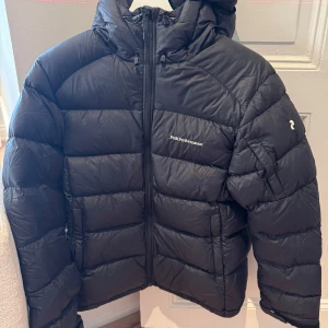 Svart dunjacka Peak Performance M - Säljer en svart dunjacka från Peak Performance i storlek M. Använd men bra skick!