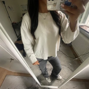 Vit stickad tröja från Zara - Säljer en vit stickad tröja från Zara i storlek M. Tröjan har en avslappnad passform med rund halsringning och långa ärmar. Perfekt för lager-på-lager och enkel att matcha med jeans eller kjol. Kan alltid diskutera pris. Skriv för frågor och bilder🥰🥰