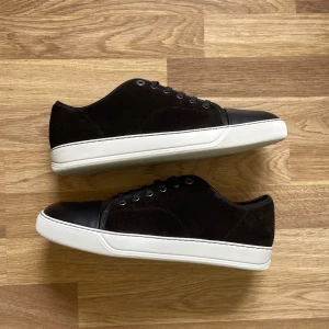 Lanvin cap toe  - Säljer ett par svarta Lanvin cap toe i nyskick. Skorna är i storlek uk 10 = 44 eu. Inget og medföljer vid köp, kom pm för fler bilder och info 🫡